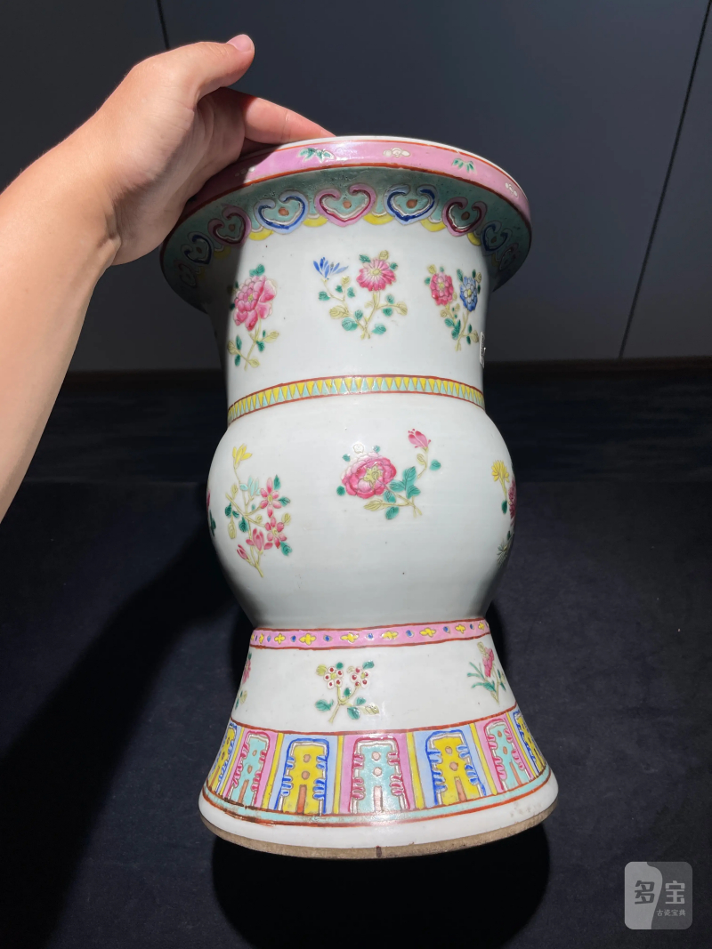 清晚期 粉彩花卉纹花觚一对 - 图13